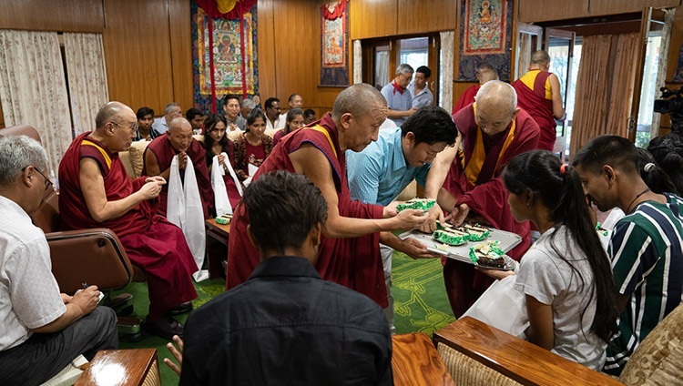 Sa Sainteté le Dalaï-Lama partage son gâteau d'anniversaire avec les représentants de la communauté, le personnel et les étudiants de Tong-Len lors de leur réunion à sa résidence à Dharamsala, HP, Inde le 7 juillet 2019. Photo de Tenzin Choejor