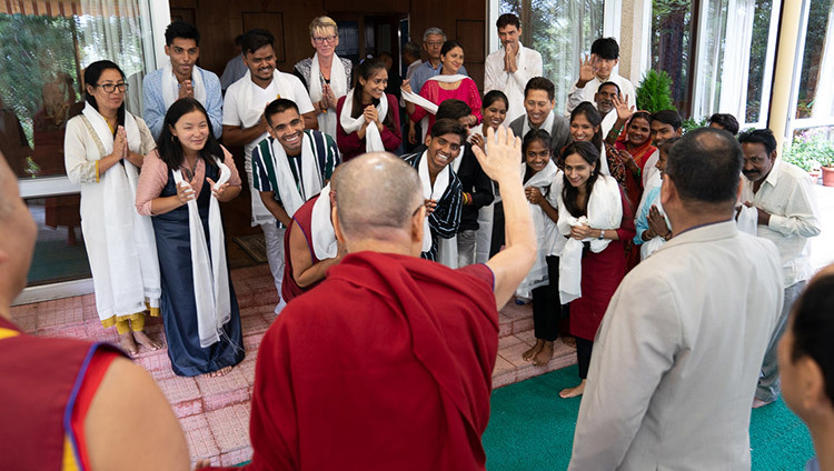 Sa Sainteté le Dalaï-Lama faisant ses adieux après sa rencontre avec les représentants de la communauté, le personnel et les étudiants de Tong-Len à sa résidence à Dharamsala, HP, Inde, le 7 juillet 2019. Photo de Tenzin Choejor