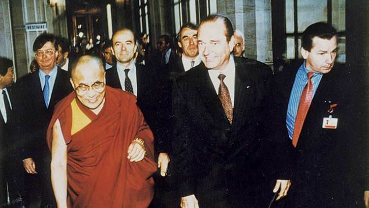 Sa Sainteté le Dalaï-Lama marchant avec le Président français Jacques Chirac à Paris, France, le 8 décembre 1998.