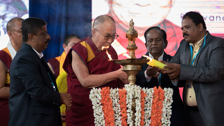 Sa Sainteté le Dalaï-Lama allume la lampe cérémonielle au début du programme à l’Université de Tumkur à Tumakuru, Karnataka, en Inde, le 26 décembre 2017. Photo de Tenzin Choejor
