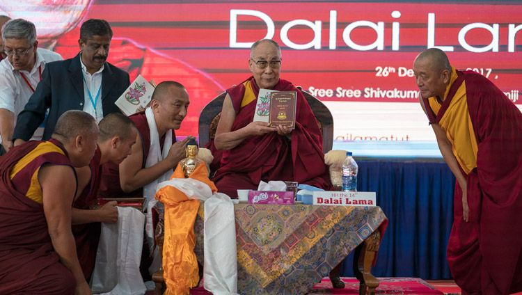 Sa Sainteté le Dalaï-Lama inaugure la publication des livres publiés par le monastère de Séra-Djé avant sa conférence à l'Université de Tumkur à Tumakuru, Karnataka, en Inde, le 26 décembre 2017. Photo de Tenzin Choejor