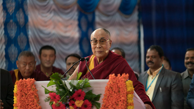 Sa Sainteté le Dalaï-Lama s'exprime au sujet de « La pertinence de l'éthique universelle dans le monde moderne » à l'Université de Tumkur à Tumakuru, Karnataka, en Inde, le 26 décembre 2017. Photo de Tenzin Choejor