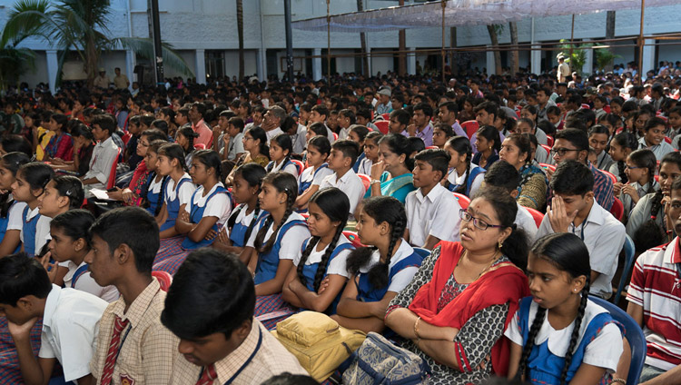 Une vue du public dans l'auditorium du Dr Sree Sree Shivakumara Maha Swamiji pendant la conférence de sa Sainteté le Dalaï-Lama à l'Université de Tumkur à Tumkuru, Karnataka, en Inde, le 26 décembre 2017. Photo de Tenzin Choejor