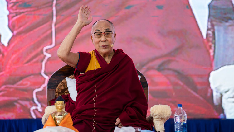 Sa Sainteté le Dalaï-Lama demande aux étudiants de lever la main en signe de réponse positive à sa question lors de son discours à l'Université de Tumkur à Tumakuru, Karnataka, Inde, le 26 décembre 2017. Photo de Tenzin Choejor
