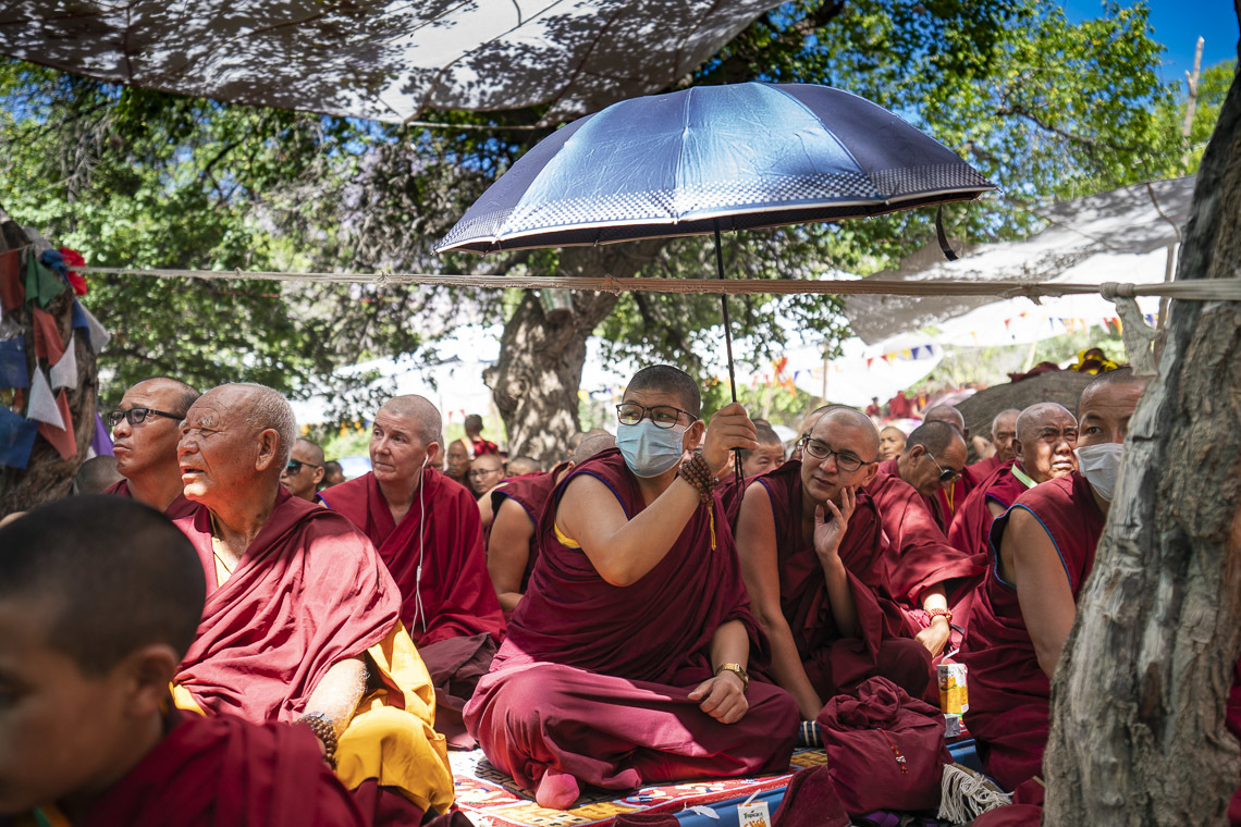 Des membres de l'auditoire écoutant Sa Sainteté le Dalaï-lama lors de l'inauguration du grand débat d'été au monastère de Samstanling à Sumur, Ladakh, Inde, le 15 juillet 2018. Photo de Tenzin Choejor