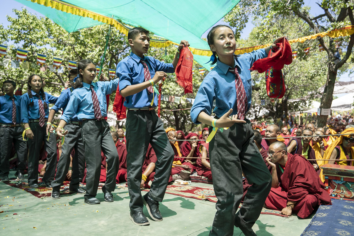 Les enfants de l'école de Lamdon chantant et dansant à la fin de l'inauguration du grand débat d'été au monastère de Samstanling à Sumur, Ladakh, Inde, le 15 juillet 2018. Photo de Tenzin Choejor