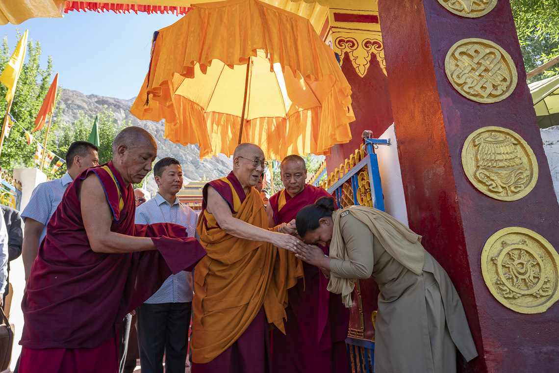 Sa Sainteté le Dalaï-Lama salue une femme de l'équipe de sécurité en route vers le site de l'enseignement pour l'inauguration du grand débat d'été au monastère de Samstanling à Sumur, Ladakh, Inde, le 15 juillet 2018. Photo de Tenzin Choejor