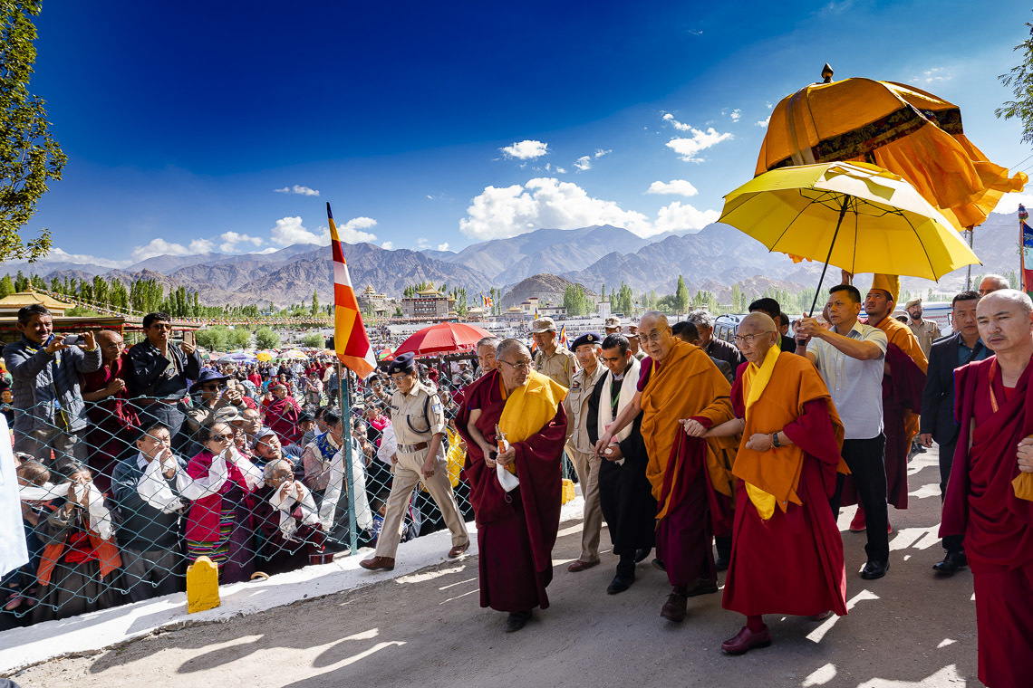 Sa Sainteté le Dalaï-Lama marche de sa résidence au Shewatsel Teaching Ground le premier jour de ses deux jours d'enseignement à Leh, Ladakh, Inde le 30 juillet 2018. Photo de Tenzin Choejor