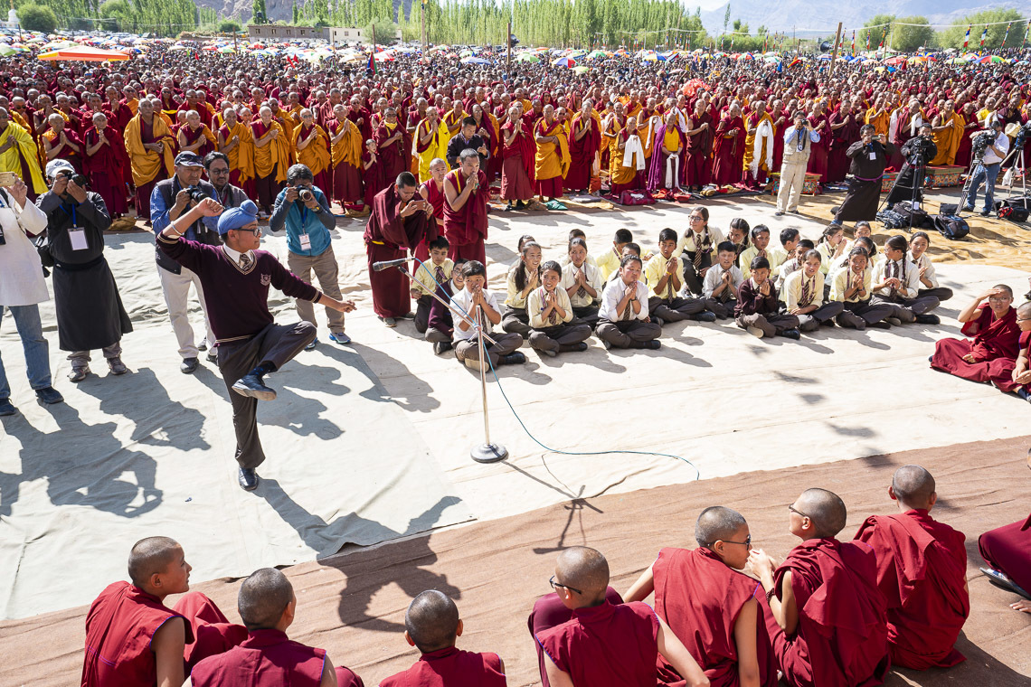 Des élèves de l'école publique du Ladakh engagent un débat philosophique alors que Sa Sainteté le Dalaï-Lama arrive sur le site des enseignements de Shéwatsel le premier jour de ses deux jours d'enseignement à Leh, Ladakh, Inde, le 30 juillet 2018. Photo de Tenzin Choejor