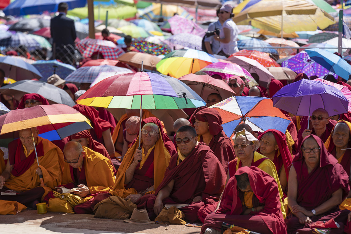 Des membres de la communauté monastique écoutent l'enseignement de Sa Sainteté le Dalaï-Lama au Shewatsel Teaching Ground à Leh, Ladakh, Inde, le 30 juillet 2018. Photo de Tenzin Choejor
