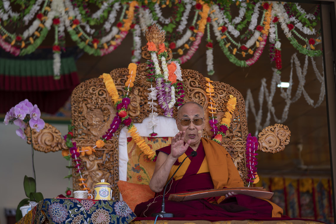 Sa Sainteté le Dalaï-Lama s'adresse à une foule de plus de 20 000 personnes le premier jour de ses deux jours d'enseignement à Leh, Ladakh, Inde, le 30 juillet 2018. Photo de Tenzin Choejor
