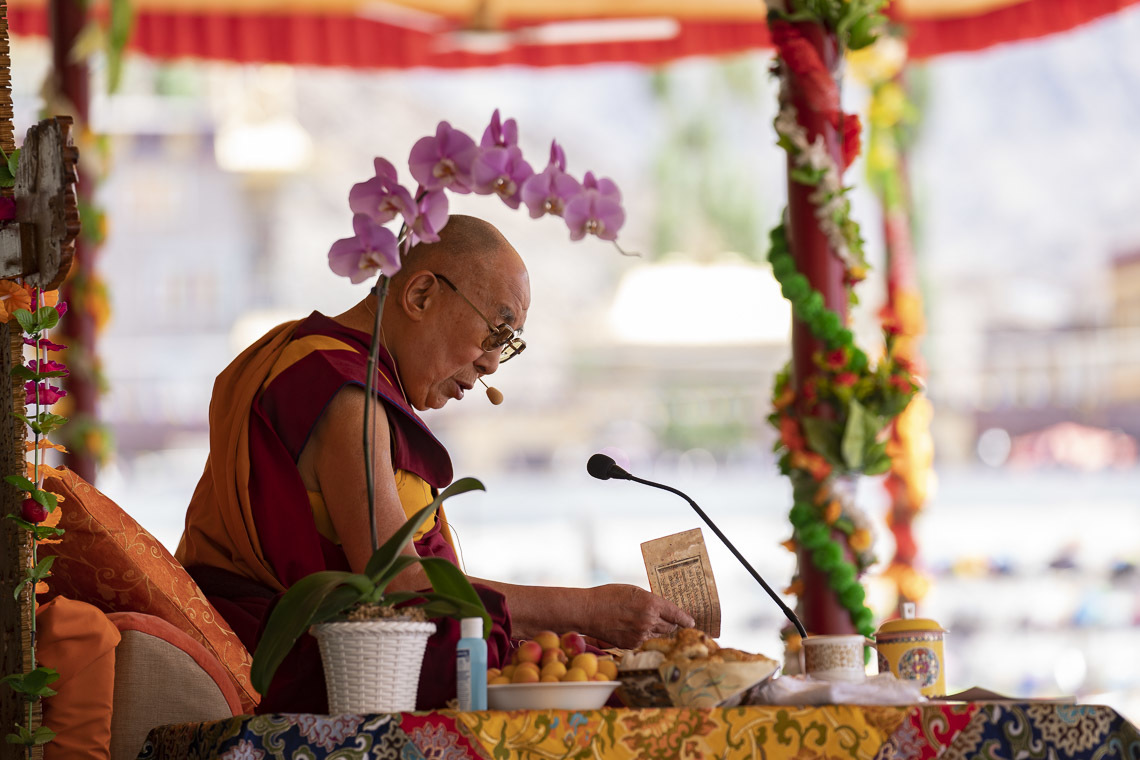 Sa Sainteté le Dalaï-Lama lit le Guide de la conduite des bodhisattvas de Shantidéva le premier jour de ses deux jours d'enseignement à Leh, Ladakh, Inde le 30 juillet 2018. Photo de Tenzin Choejor