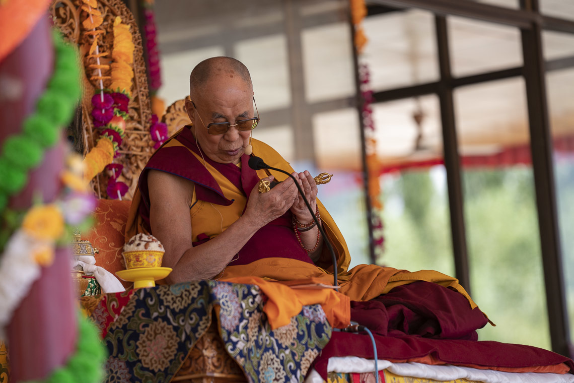 Sa Sainteté le Dalaï-Lama accomplit des rituels préparatoires pour l'initiation de longue vie de Tara blanche le dernier jour de ses enseignements à Leh, Ladakh, Inde, le 31 juillet 2018. Photo de Tenzin Choejor