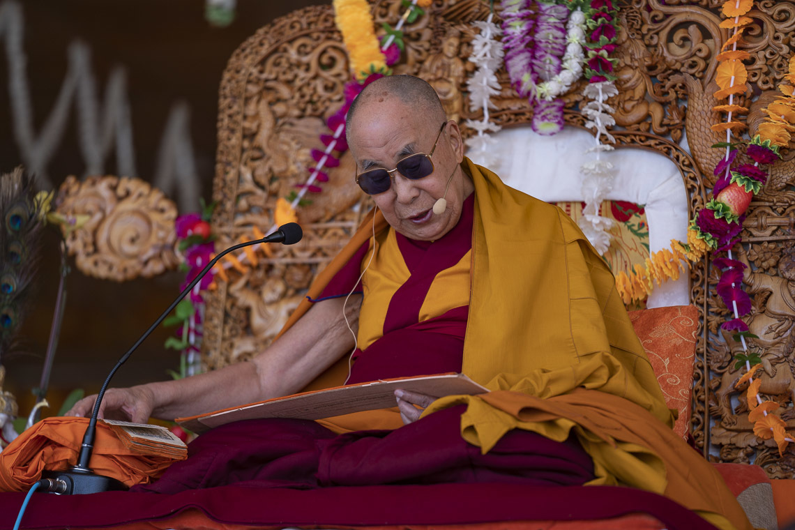 Sa Sainteté le Dalaï-Lama lisant le Guide pour vivre en bodhisattva lors de la dernière journée de ses enseignements à Leh, Ladakh, Inde le 31 juillet 2018. Photo de Tenzin Choejor