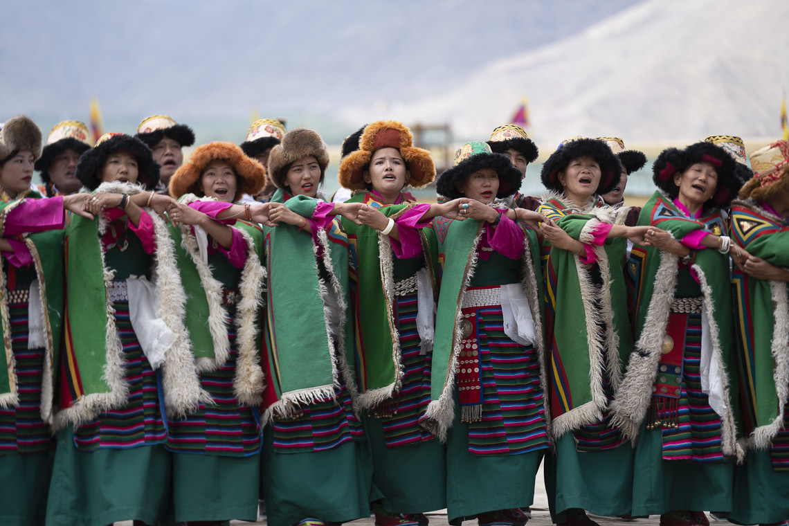 Des membres de la colonie Sonamling exécutent une danse traditionnelle à l'école tibétaine Choglamsar de Leh, Ladakh, Inde, le 1er août 2018. Photo de Tenzin Choejor