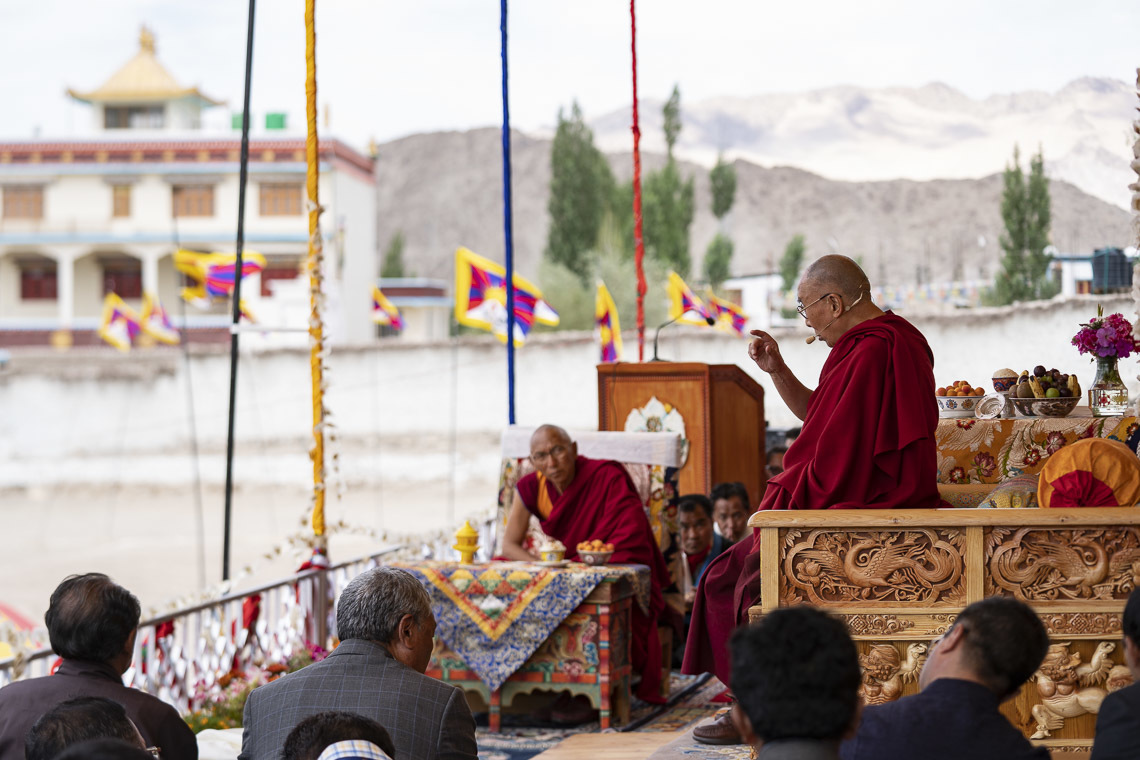 Thiksey Rinpoché regarde Sa Sainteté le Dalaï-Lama s'adresser à la foule des Tibétains, jeunes et vieux, à l'école du village d'enfants tibétain de Choglamsar à Leh, Ladakh, Inde, le 1er août 2018. Photo de Tenzin Choejor