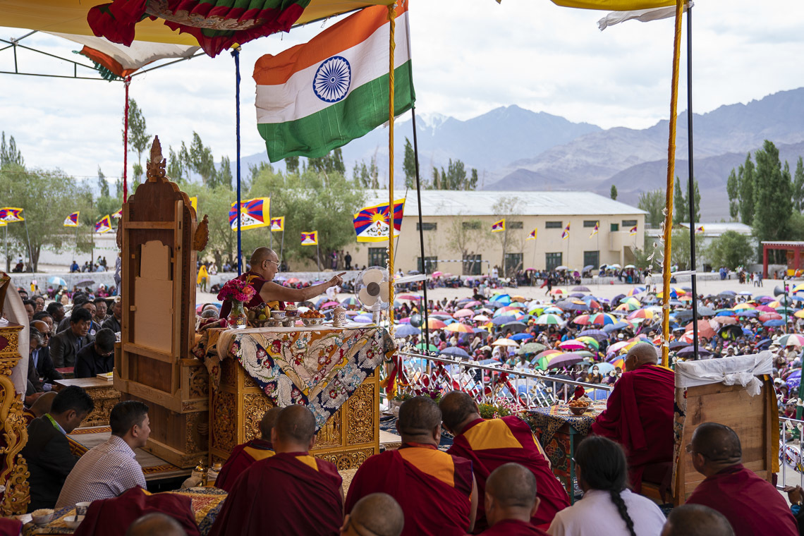 Sa Sainteté le Dalaï-Lama s'exprime à l'école Tibetan Children's Village School Choglamsar à Leh, Ladakh, Inde, le 1er août 2018. Photo de Tenzin Choejor