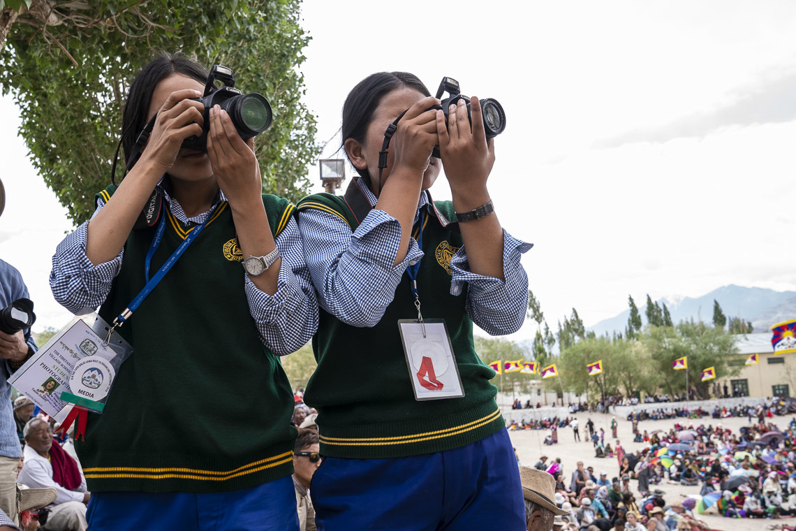 Des membres du TCV Photography Club prenant des photos pendant la conférence de Sa Sainteté le Dalaï-Lama à l'école du village d'enfants tibétain Choglamsar à Leh, Ladakh, Inde, le 1er août 2018. Photo de Tenzin Choejor