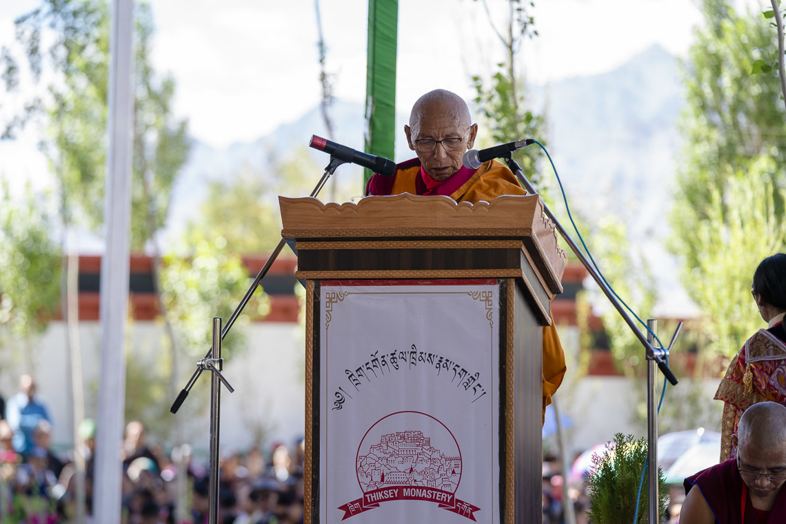 Thiksey Rinpoché s'exprime lors de la cérémonie d'inauguration des travaux de la bibliothèque et du centre d'apprentissage du monastère Thiksey à Leh, Ladakh, Inde, le 29 juillet 2018. Photo de Tenzin Choejor