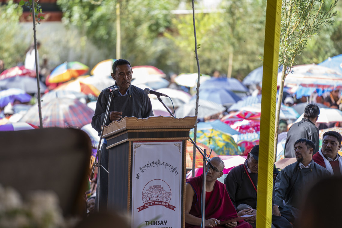 Rigzin Jora, député provincial, s'exprime lors de la cérémonie d'inauguration des travaux de la bibliothèque et du centre d'apprentissage du monastère Thiksey à Leh, Ladakh, Inde. Photo de Tenzin Choejor