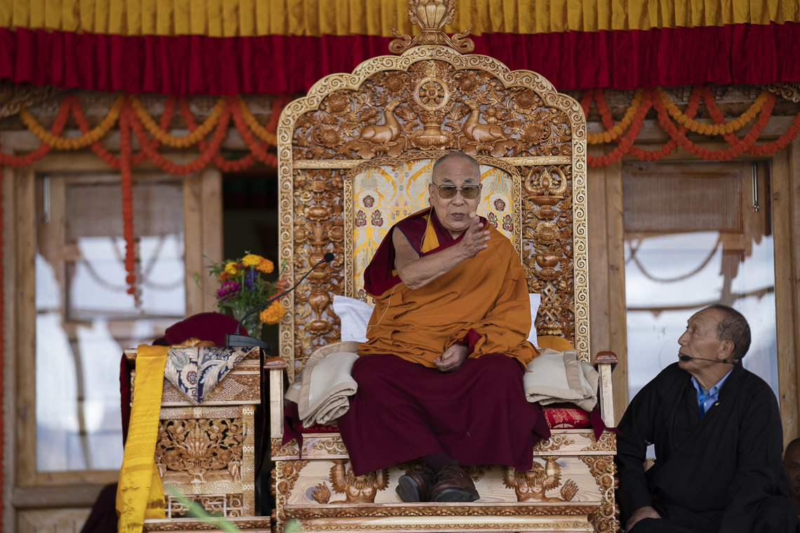 Sa Sainteté le Dalaï-Lama s'adresse à la foule lors de la cérémonie d'inauguration des travaux de la bibliothèque et du centre d'apprentissage du monastère Thiksey à Leh, Ladakh, Inde, le 29 juillet 2018. Photo de Tenzin Choejor