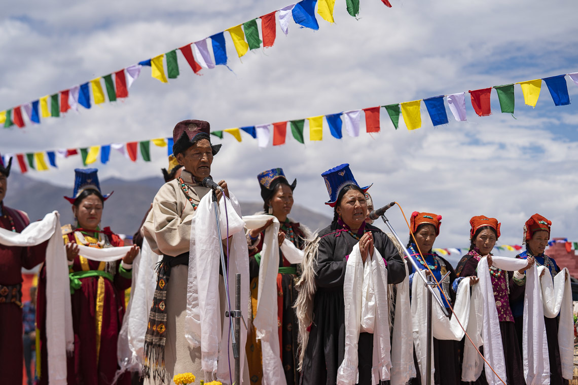 Des artistes Ladakhi interprétent des chansons avant le déjeuner organisé par LAHDC au Sindhu Ghat à Leh, Ladakh, Inde le 29 juillet 2018. Photo de Tenzin Choejor