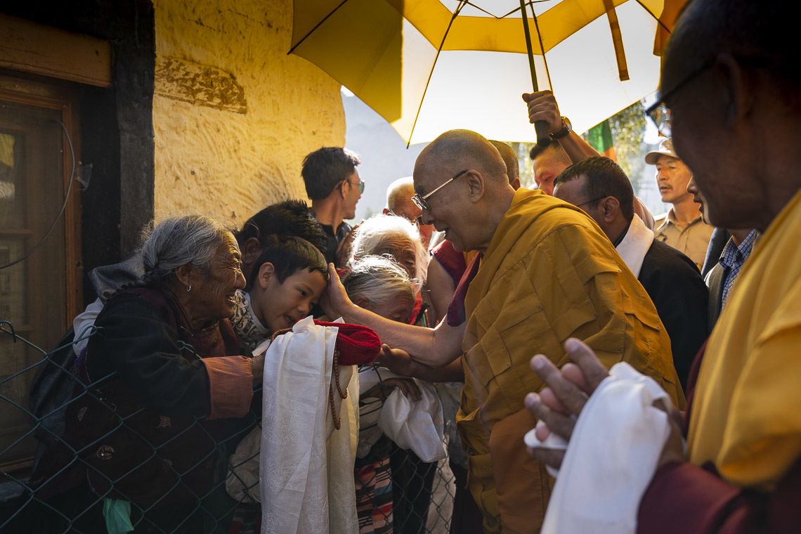 Sa Sainteté le Dalaï-Lama salue de ses meilleurs vœux alors qu'il marche de sa résidence au Shiwatsel Teaching Ground à Leh, Ladakh, Inde, le 31 juillet 2018. Photo de Tenzin Choejor