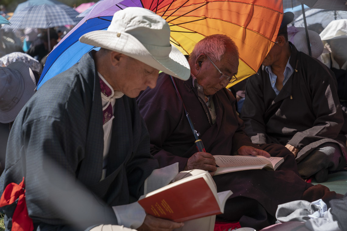 Membres de l'auditoire suivant le texte pendant la dernière journée d'enseignement de Sa Sainteté le Dalaï-Lama à Leh, Ladakh, Inde, le 31 juillet 2018. Photo de Tenzin Choejor