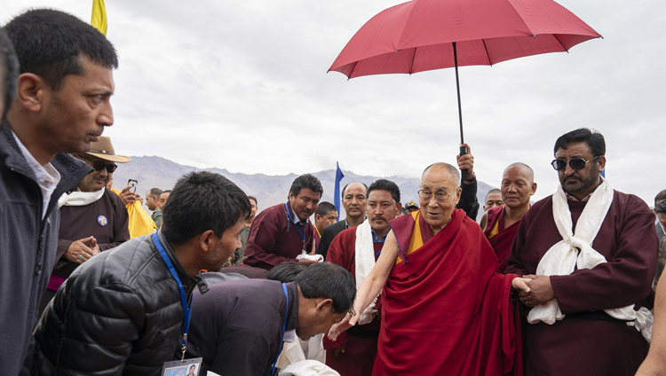 Sa Sainteté le Dalaï-Lama est escorté par un cortège à son arrivée à l'héliport de Padum, Zanskar, Inde, le 21 juillet 2018. Photo de Tenzin Choejor
