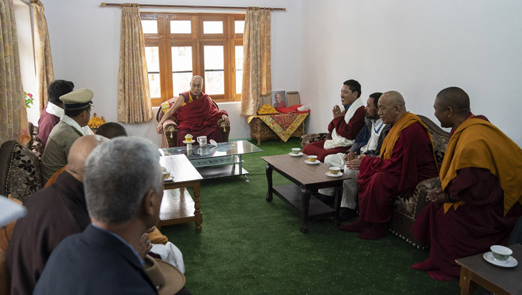 Sa Sainteté le Dalaï-Lama s'entretient avec des représentants locaux dans sa résidence à Padum, Zanskar, Inde, le 21 juillet 2018. Photo de Tenzin Choejor