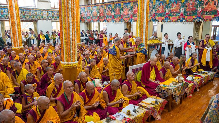 L’Association Dokham Chushi Gangdrug et l'Association culturelle bouddhiste himalayenne offrent une cérémonie de prières pour la longue vie de Sa Sainteté le Dalaï-Lama