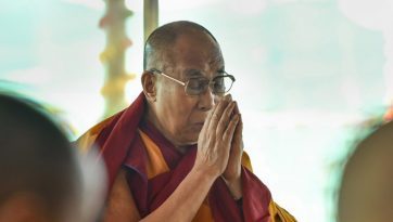 Sa Sainteté le Dalaï-Lama donne au Sulawesi Rescue and Relief 