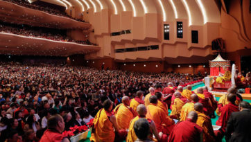 Louange au Bouddha pour l'enseignement de la production en dépendance, et initiation d'Avalokitéshvara