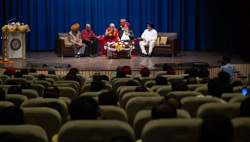 Discussion sur la compassion à l'université Guru Nanak