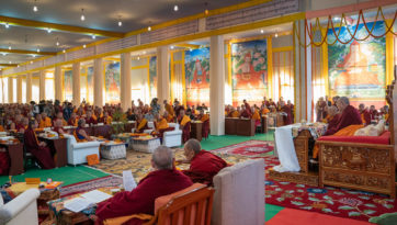 Ouverture de la première conférence entre érudits de différentes traditions sur l’Essence de l’éloquence vraie de Djé Tsongkhapa.