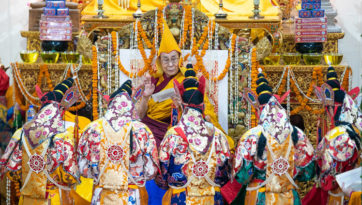 Cérémonie d'offrande de longue vie à Sa Sainteté le Dalaï-Lama