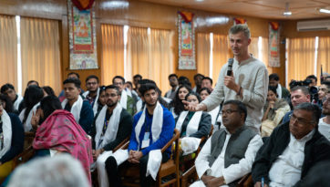 Rencontre avec des bouddhistes indiens et des étudiants en communication de masse