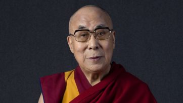 « La prière ne suffit pas. » Le Dalaï-Lama explique pourquoi il nous faut combattre ce virus avec compassion