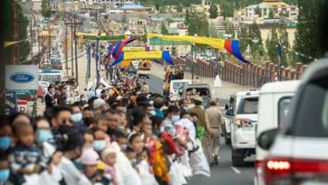 Sa Sainteté le Dalaï-Lama arrive au Ladakh
