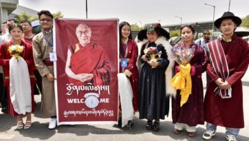 Sa Sainteté le Dalaï-Lama arrive à Delhi