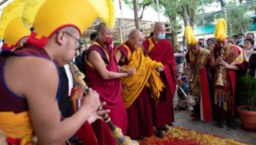 Offrande de prières pour la longue vie de Sa Sainteté le Dalaï-Lama