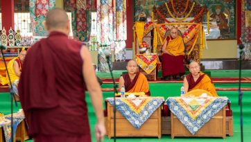 Une présentation de débats au monastère de Tashi Lhunpo