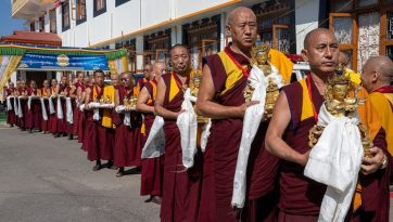 Prières pour la longue vie de Sa Sainteté le Dalaï Lama offertes au monastère de Séra