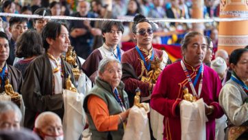 Offrande de prières pour la longue vie de Sa Sainteté le Dalaï-Lama