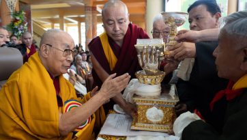 Célébration du 75e anniversaire de l'accession de Sa Sainteté le Dalaï-Lama à la direction spirituelle et temporelle du Tibet