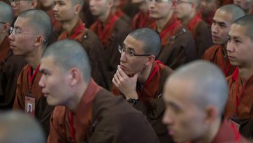 Des moines et moniales taïwanais récitent l'Essence de l'éloquence par cœur