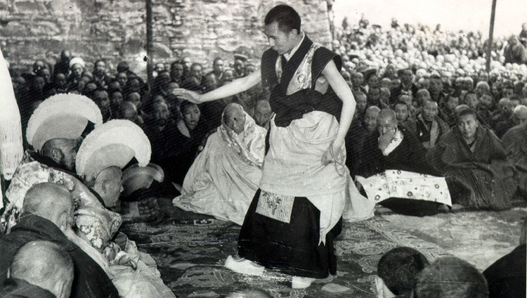 Sa Sainteté lors de ses examens finals de Guéshé Lharampa qui eurent lieu à partir de l’été 1958 jusqu’au mois de février 1959 à Lhassa, au Tibet (photo/OHHDL)