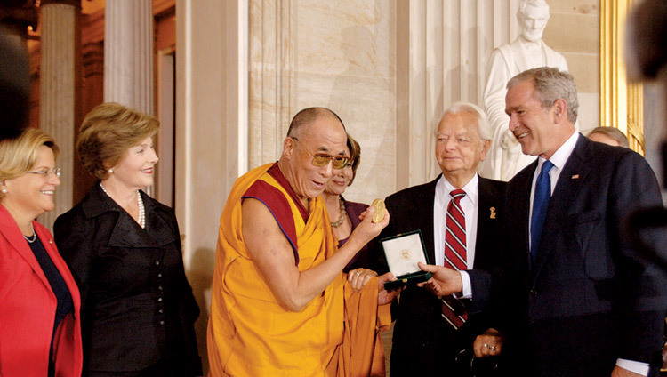 Sa Sainteté le Dalaï-Lama se voit remettre la médaille d'or du Congrès américain par le président américain George W. Bush au Capitole à Washington DC, aux États-Unis, le 17 octobre 2007