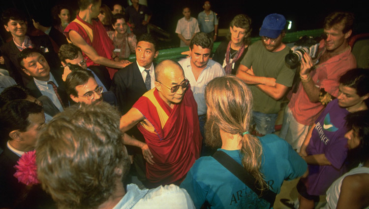 Sa Sainteté le Dalaï-Lama rendant visite au « Rainbow Warrior » de Greenpeace lors du Sommet de la Terre de Rio organisé par l’UNCED (Conférence des Nations unies sur l'environnement et le développement), à Rio de Janeiro au Brésil, le 1er juin 1992. (Photo de Greenpeace / Steve Morgan)