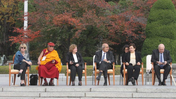 Sa Sainteté le Dalaï-Lama et les autres lauréats du prix Nobel de la paix dans le parc du Mémorial d’Hiroshima, le 14 novembre 2010, troisième jour du 11e sommet mondial des lauréats du prix Nobel de la paix à Hiroshima, au Japon. (Photo Taikan Usui)